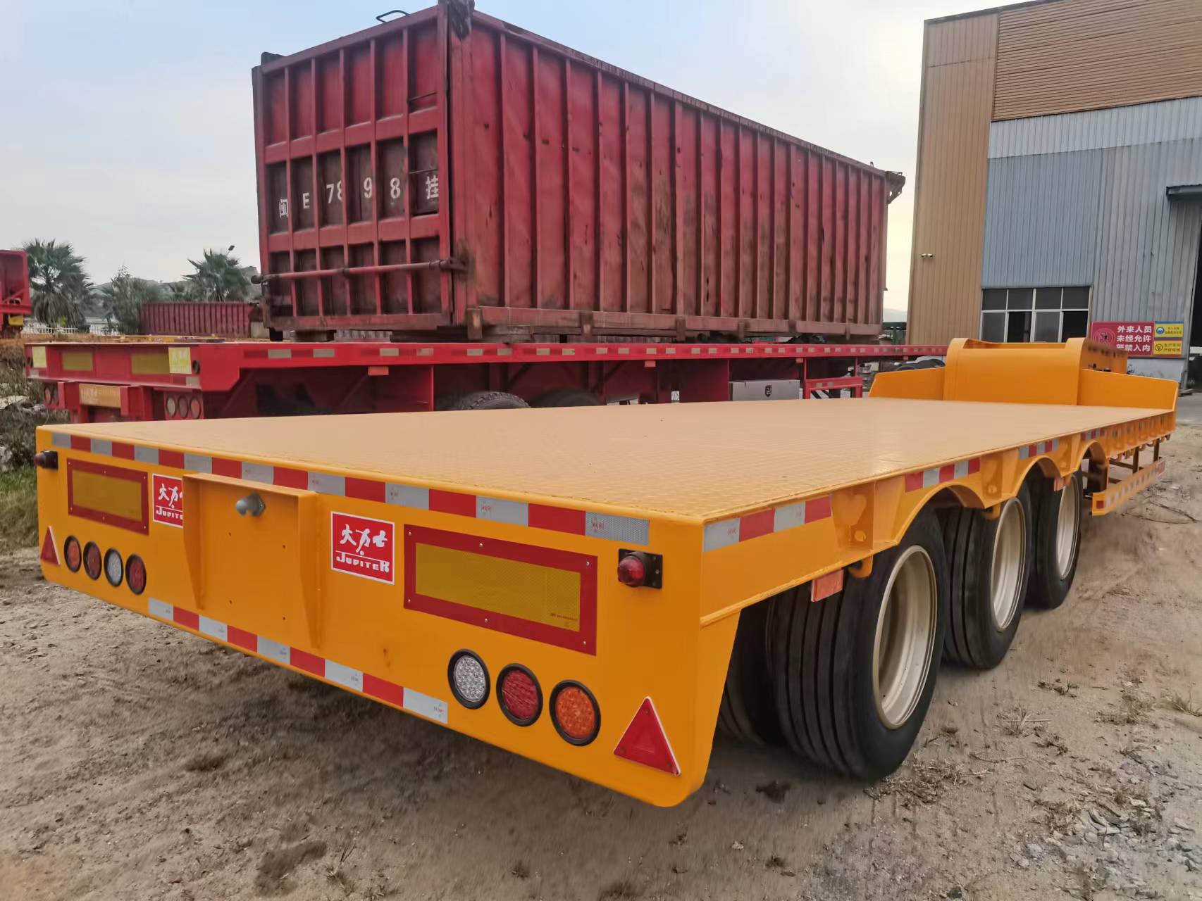 tri-axle lobbed lowboy low loader semi trailer ແມ່ນສໍາເລັດແລະກຽມພ້ອມສໍາລັບການຈັດສົ່ງ