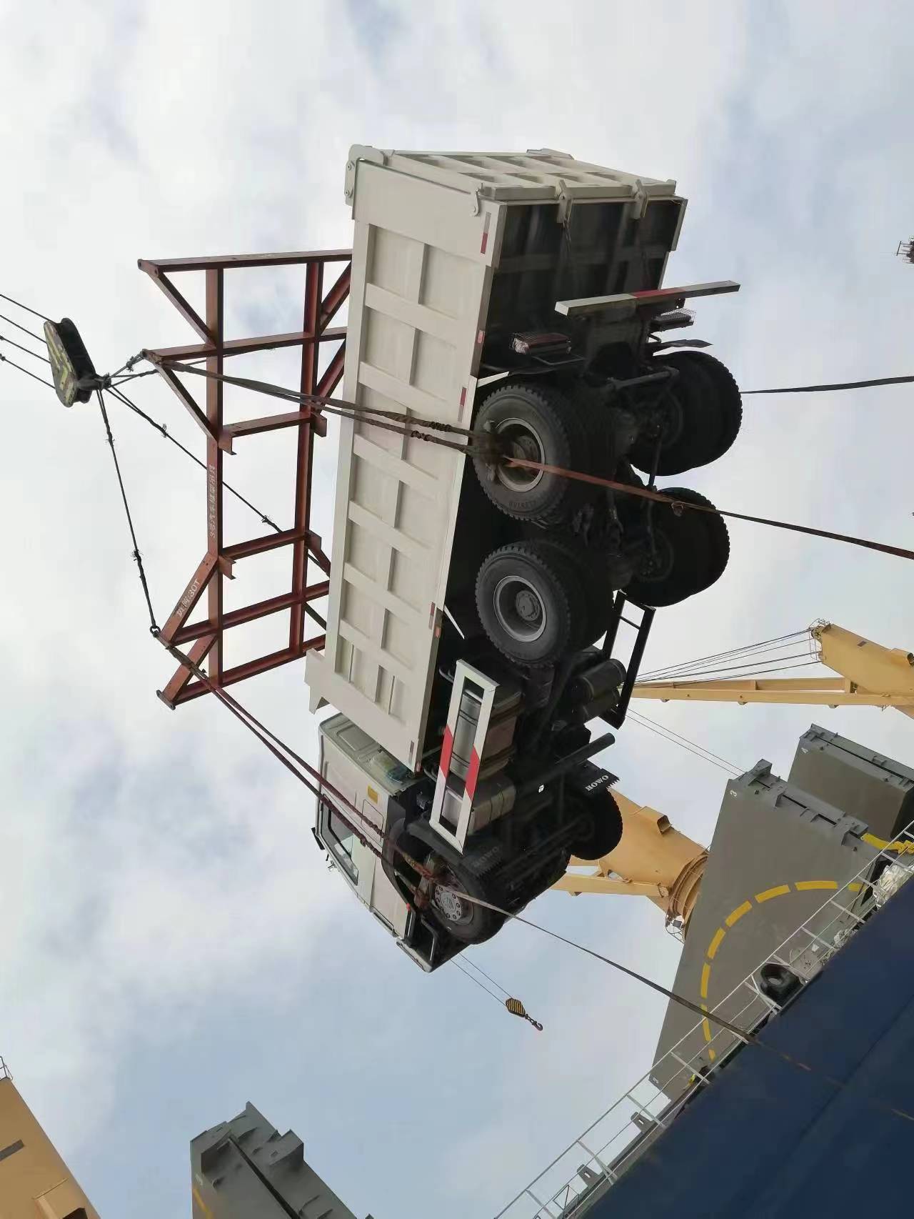 ລົດບັນທຸກ SINOTRUK HOWO 6*4 ສິນຄ້າມີພ້ອມສົ່ງ