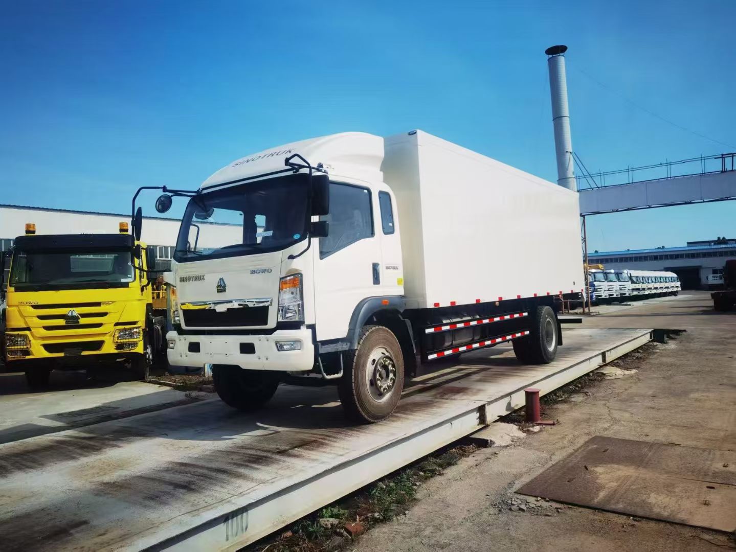 ລົດບັນທຸກລົດບັນທຸກ Sinotruk Howo 4x2 Vanbox Cargo
